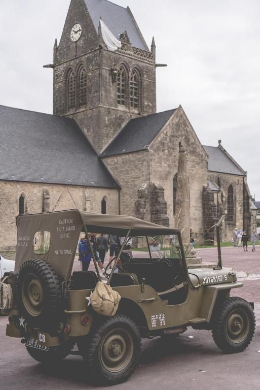 Église en pierre, Sainte-Mère-Église, France.