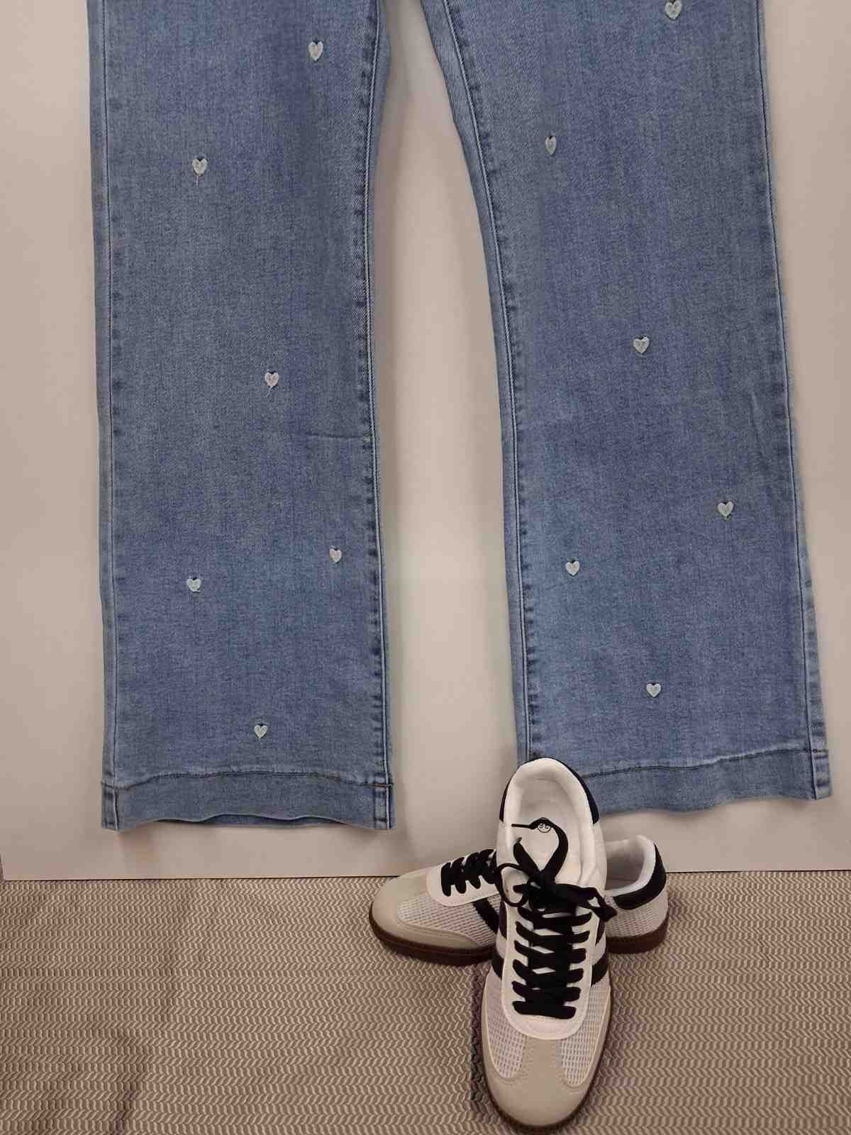 Vaqueros azules con pequeños corazones bordados,