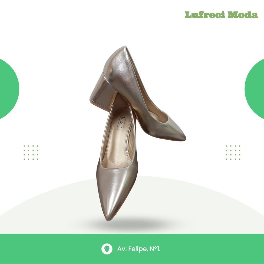 Un par de zapatos de tacón de punta 