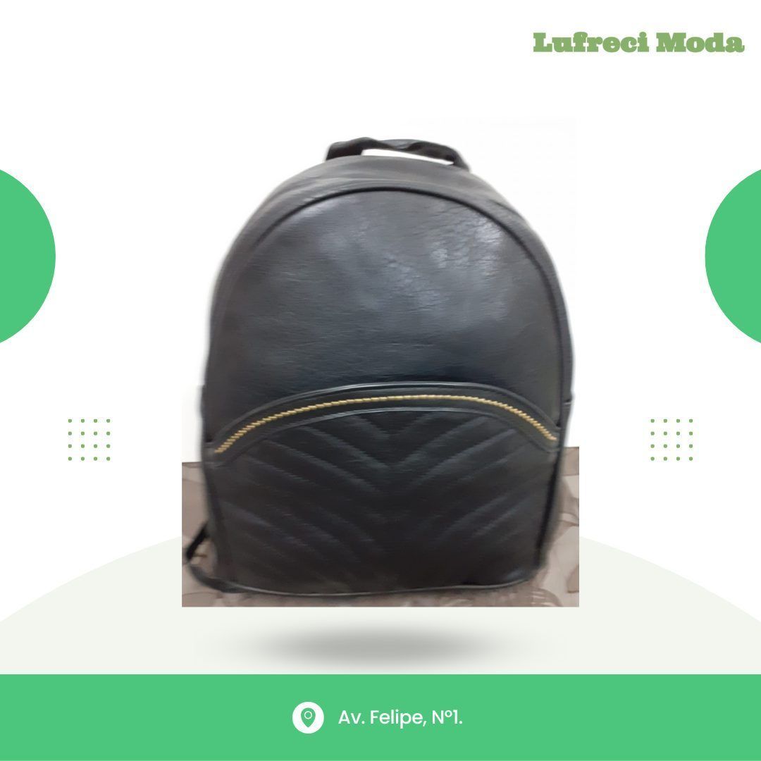 Una mochila de cuero negra con un bolsillo frontal acolchado y una cremallera dorada, sobre un fondo blanco y verde.