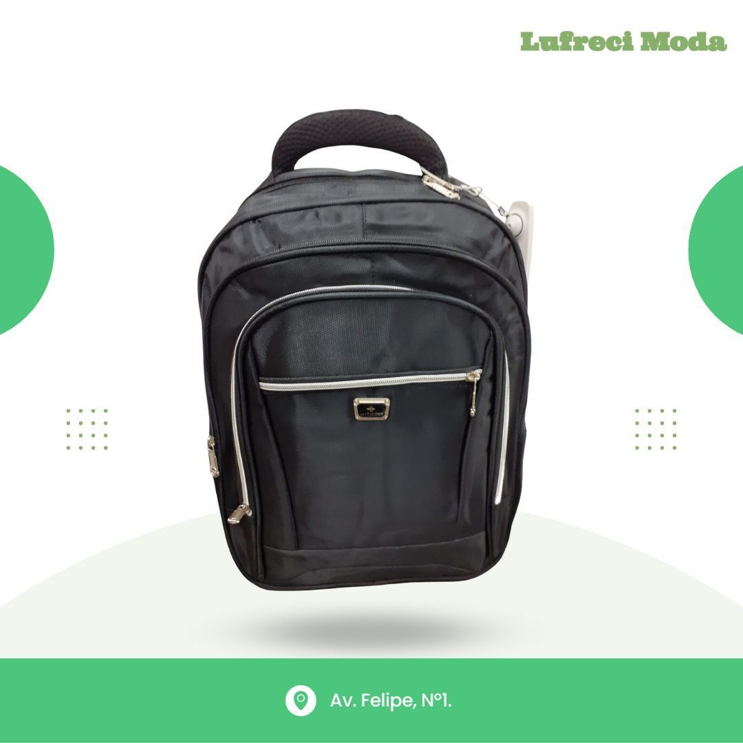 Mochila negra exhibida sobre un fondo blanco y verde con el nombre de la tienda 