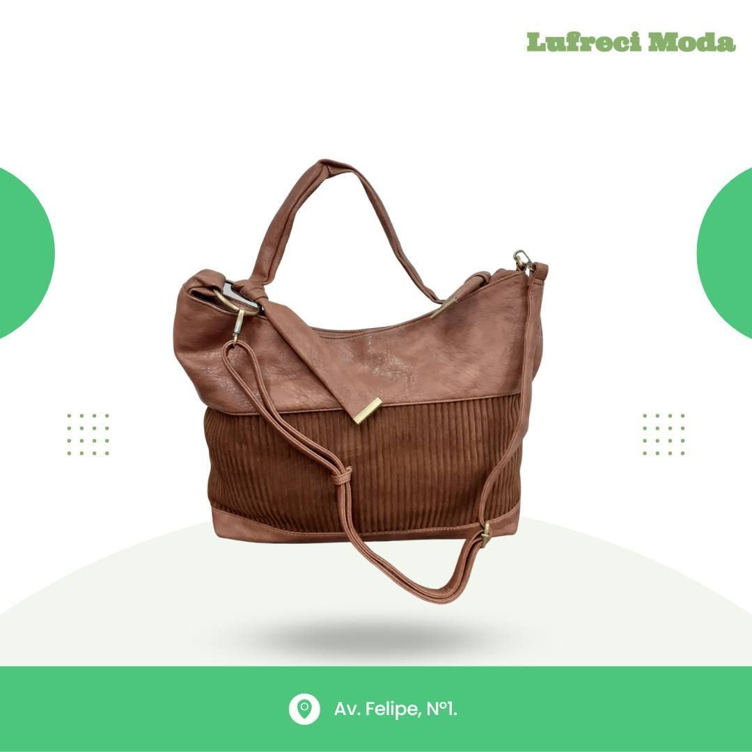 Un bolso de hombro marrón con un panel de textura acanalad