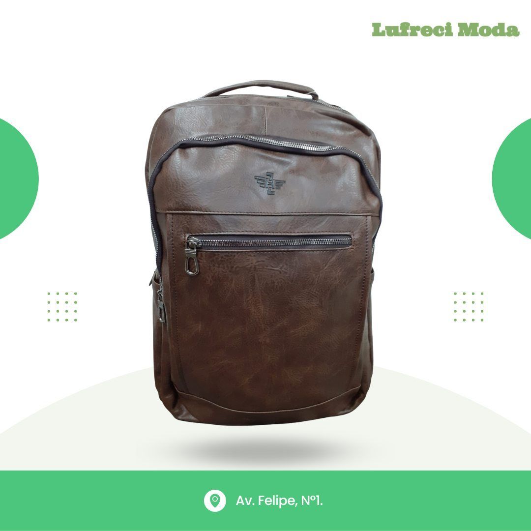 Una mochila de cuero marrón centrada en un fondo gráfico blanco y verde con el nombre de la tienda Lufreci Moda.