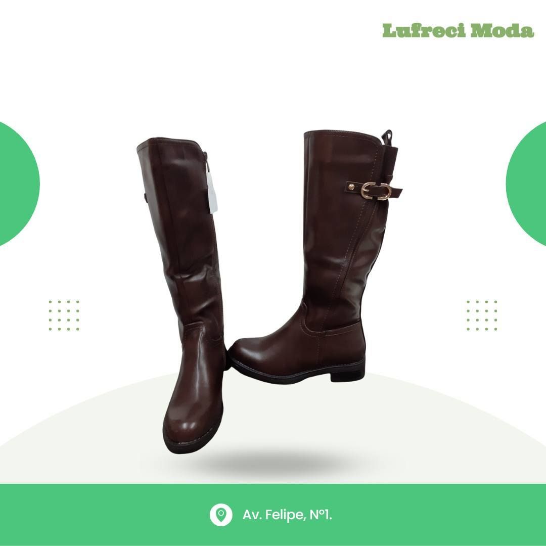 Un par de botas marrones hasta la rodilla con hebillas laterales sobre un fondo gráfico con información de la tienda.