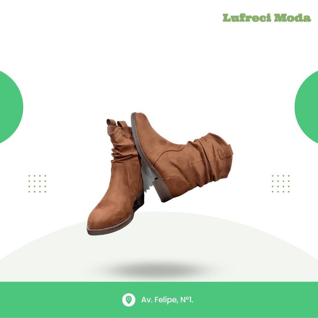 Un par de botas holgadas hasta media pantorrilla de gamuza marróo