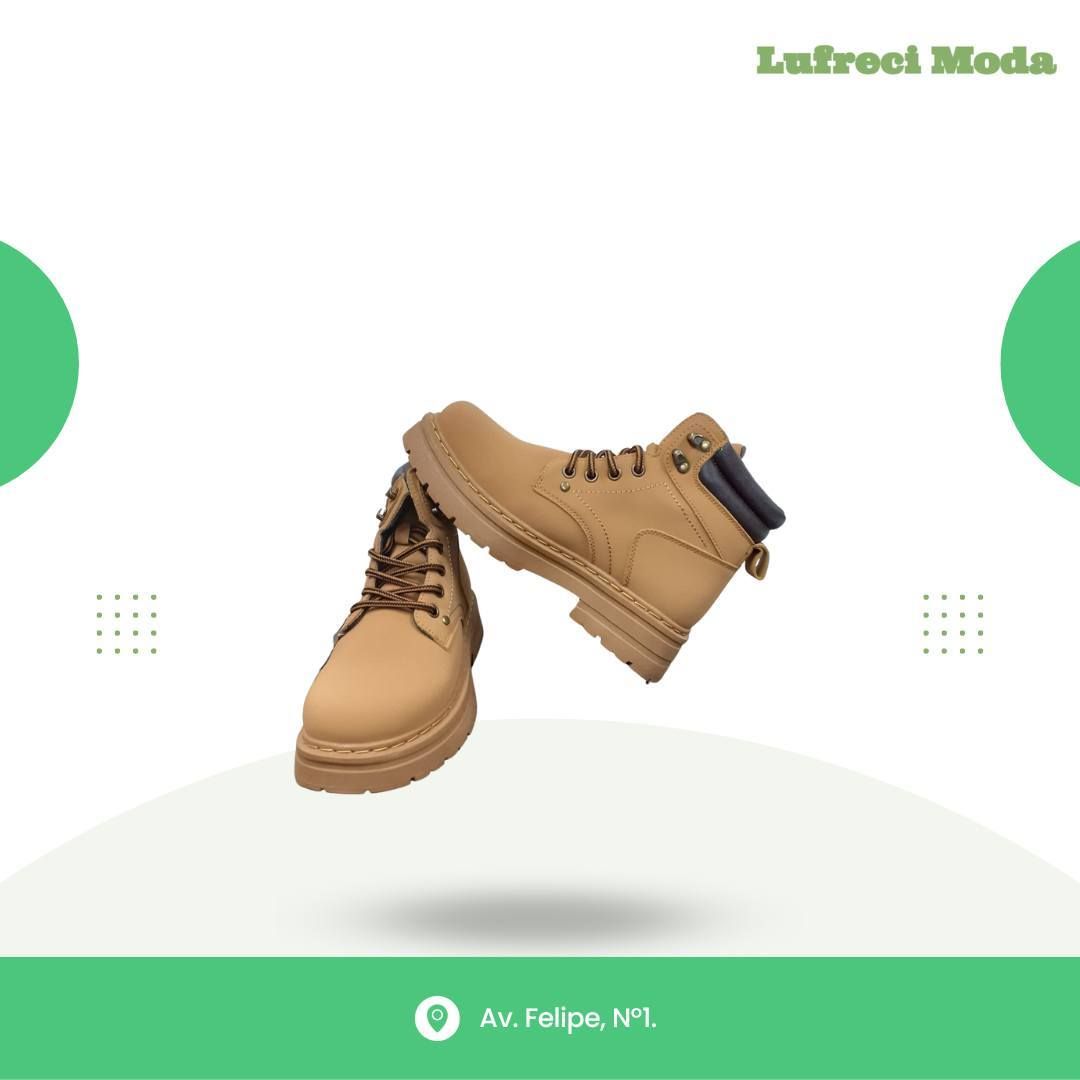 Botas de trabajo color canela flotando sobre un fondo blanco con detalles