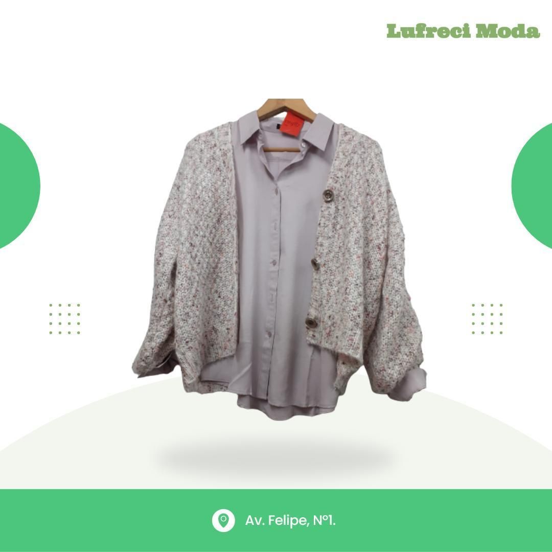 Una camisa abotonada de color lavanda claro colocada debajo de un cárdigan 