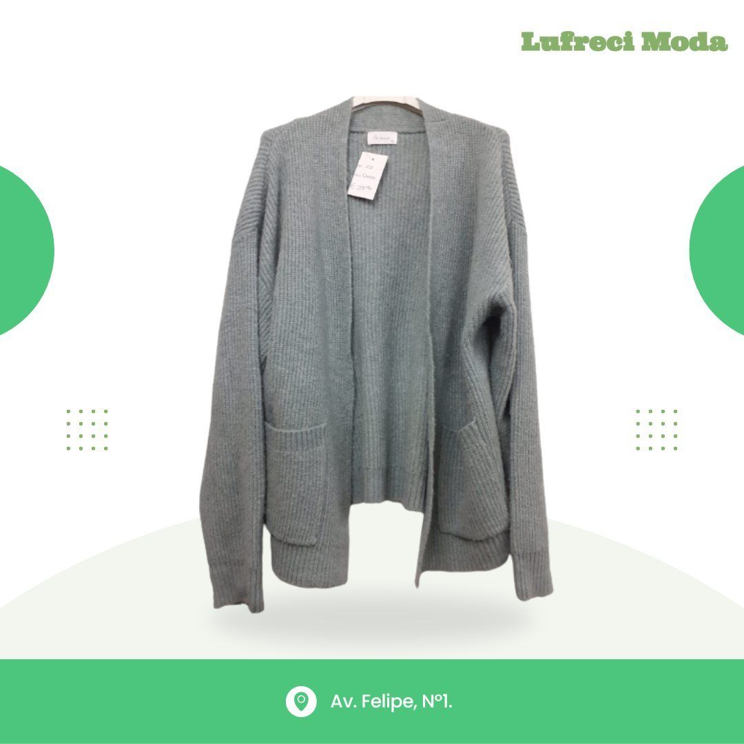 Un cárdigan abierto de manga larga de color gris con bolsillos sobre un fondo blanco con elementos decorativos verdes.