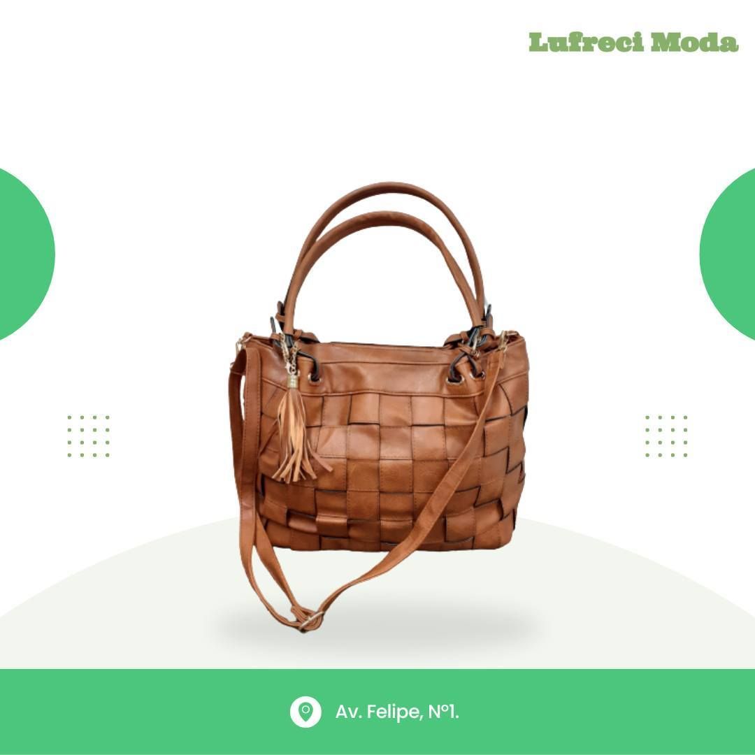 Un bolso de mano de piel tejida de color marrón 