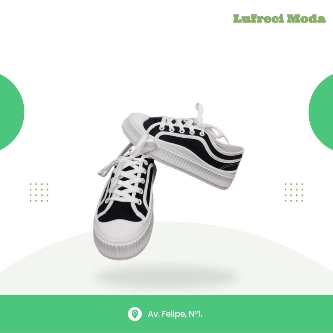 Un par de zapatillas de lona en blanco y negro flotando sobre