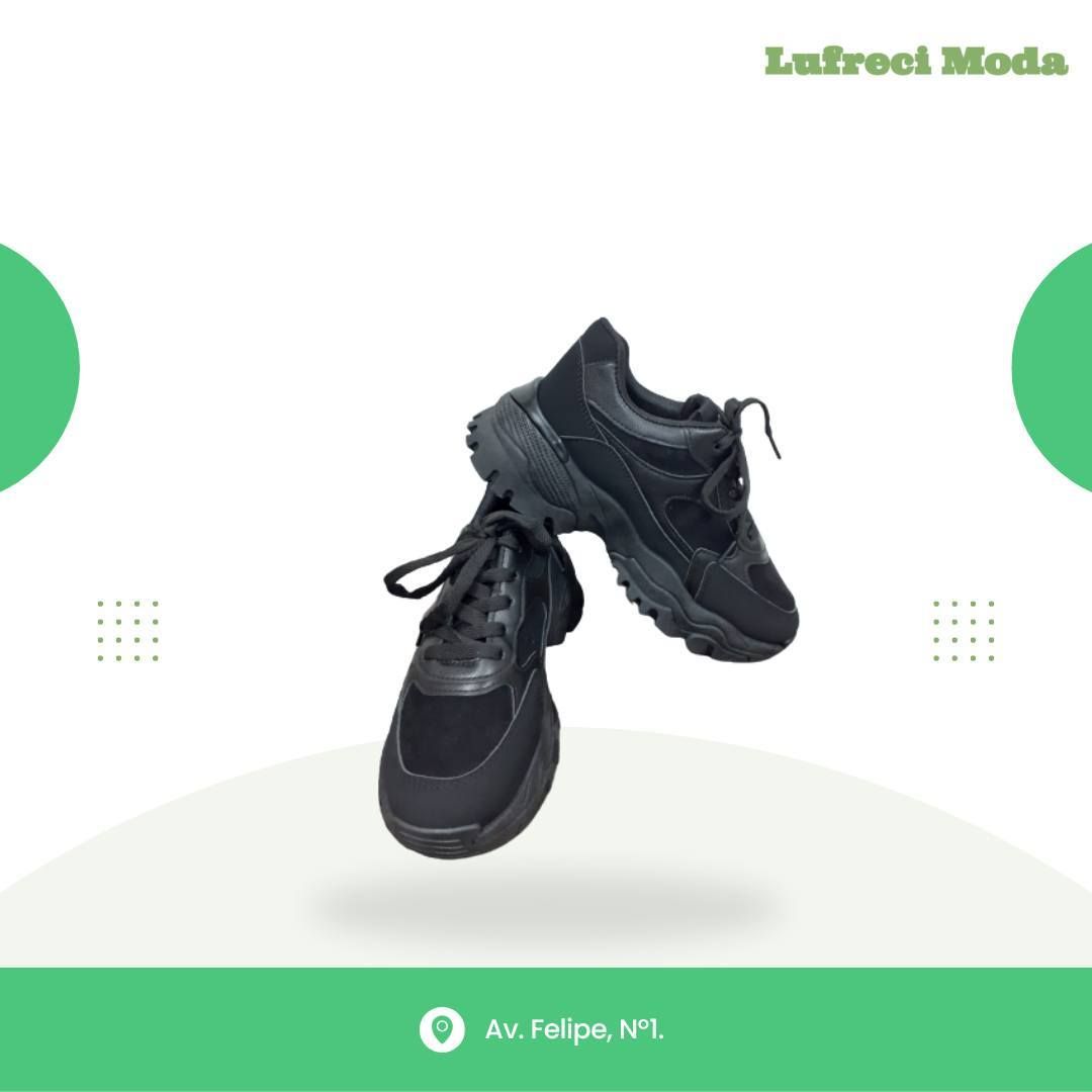Un par de zapatillas de plataforma negras sobre un fondo blanco con detalles verdes y la marca Lufreci Moda.