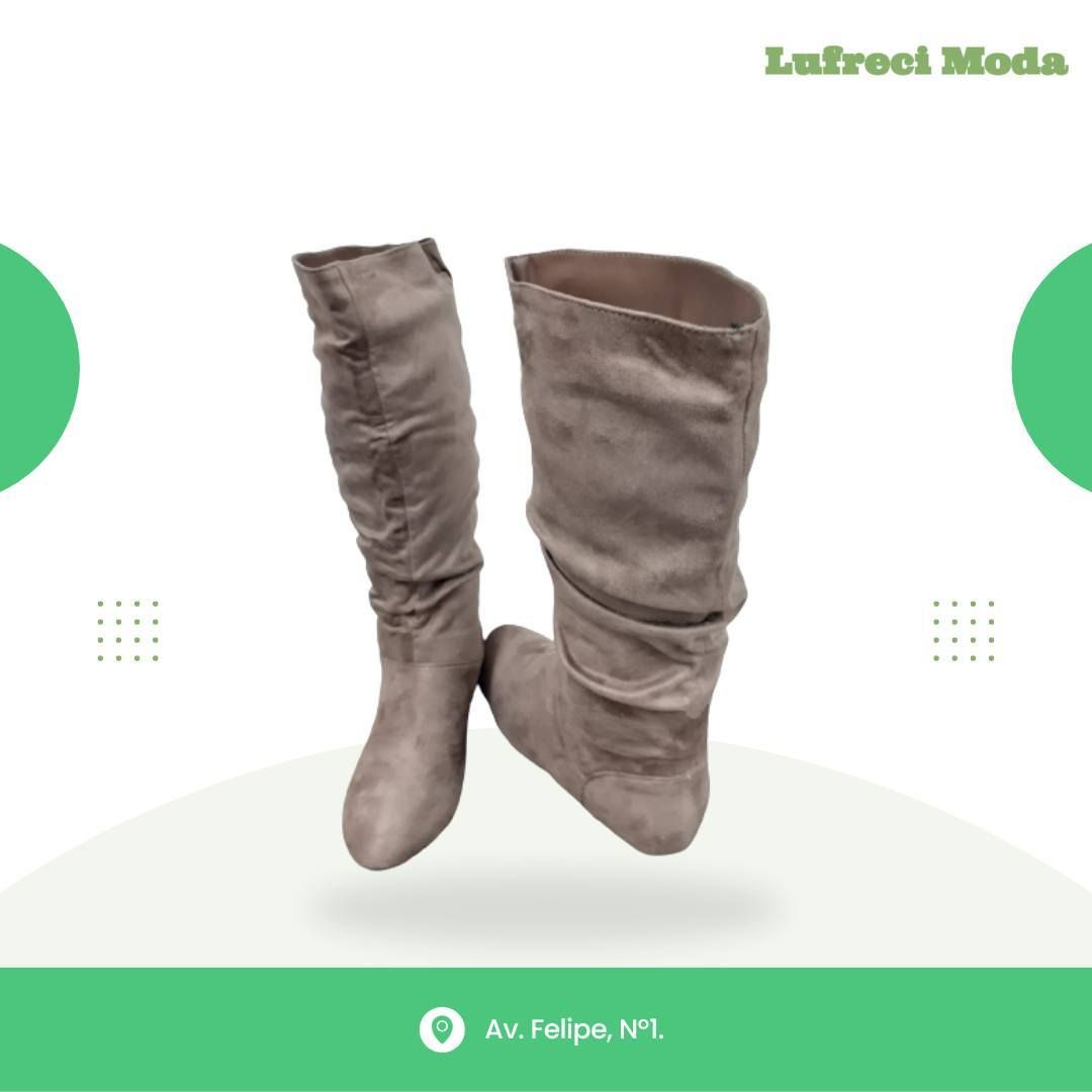 Dos botas slouch beige de Lufreci Moda sobre fondo blanco y verde con la dirección de la tienda en la parte inferior.