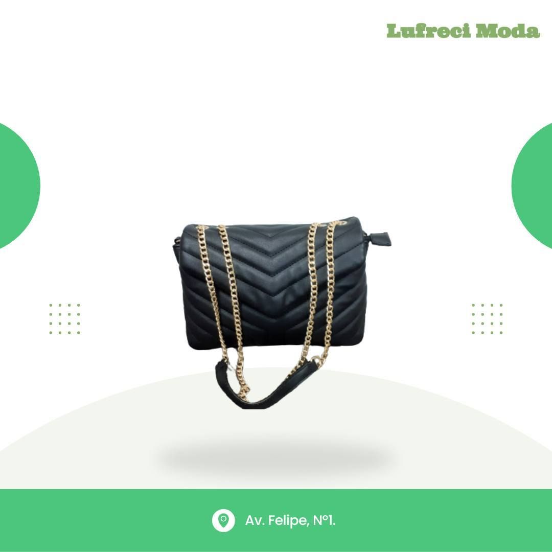 Un bolso bandolera acolchado negro 