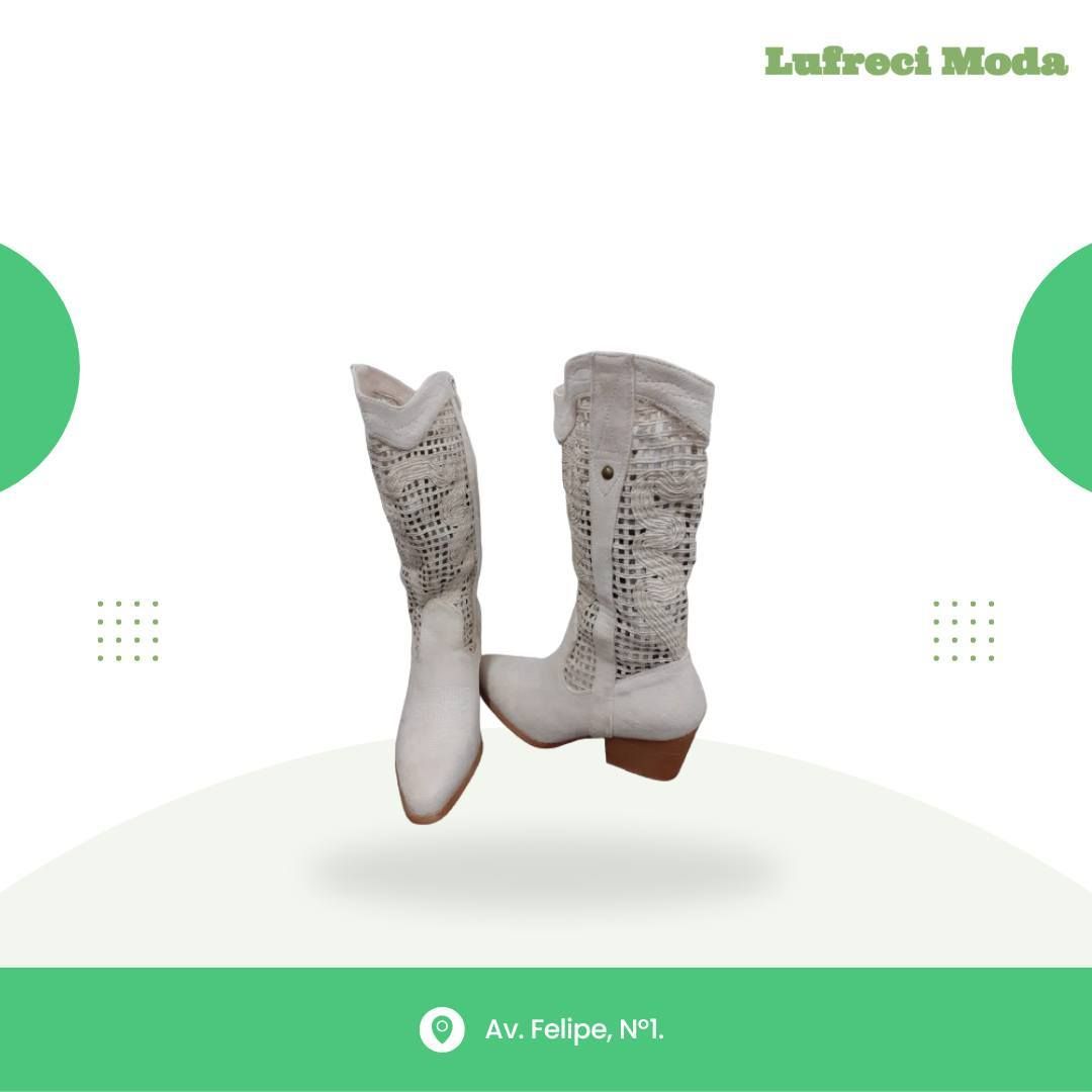 Un par de botas de media pantorrilla de color blanco roto