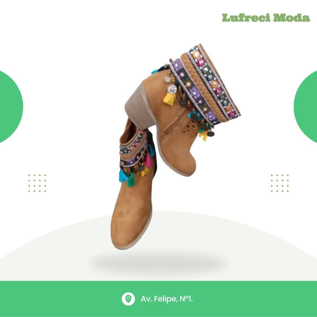 Un par de botines de gamuza color tostado con puños y borlas bordadas de colores, que aparecen en un anuncio de Lufreci Moda.