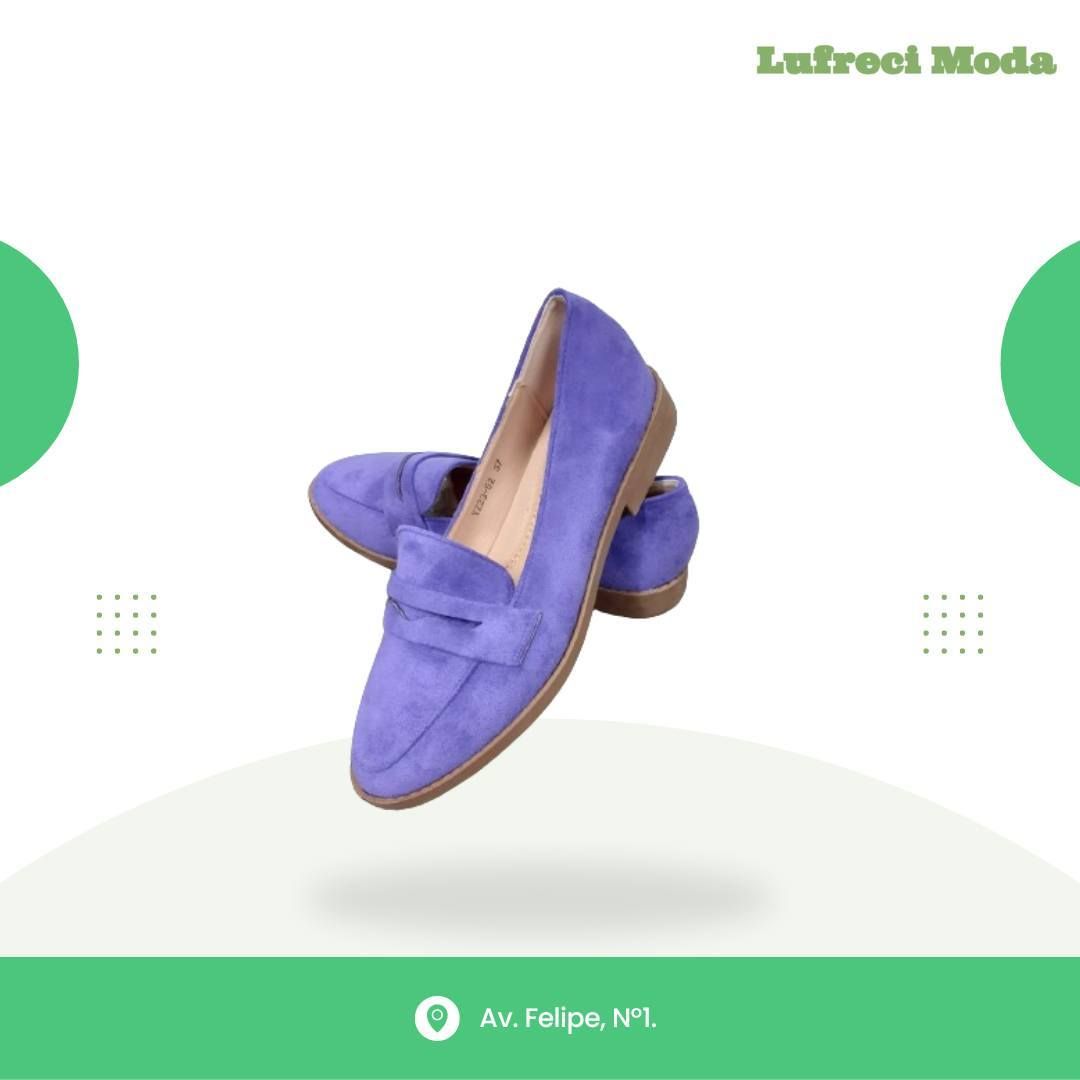 Un par de mocasines de gamuza violeta exhibidos sobre un fondo blanco con detalles verdes e información de dirección.