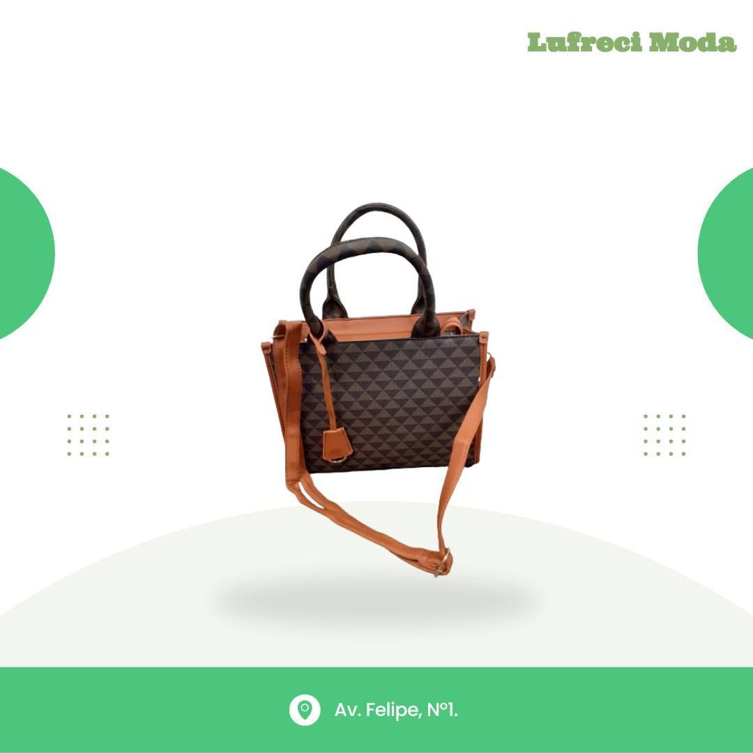 Un bolso con estampado marrón, con asas y correa para el hombro, centrado sobre un fondo blanco con detalles en verde.