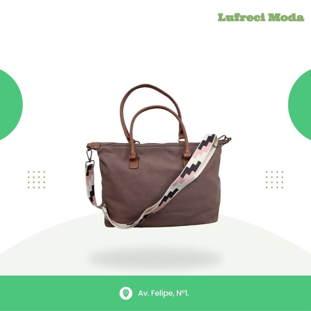 Un bolso de mano marrón con una correa de hombro estampada, centrado sobre un fondo claro con detalles decorativos verdes.