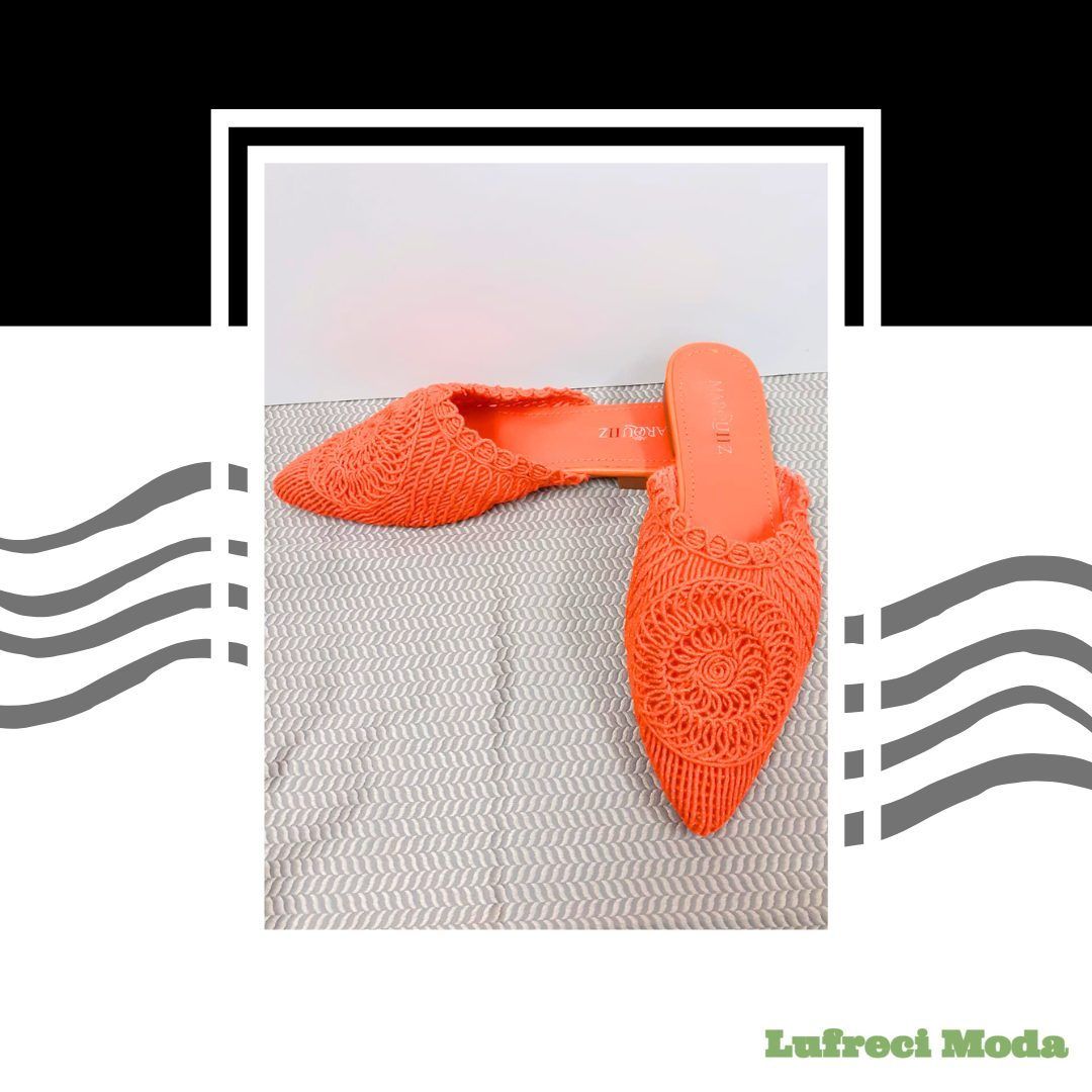 Un par de mules de punta puntiaguda con textura de crochet 