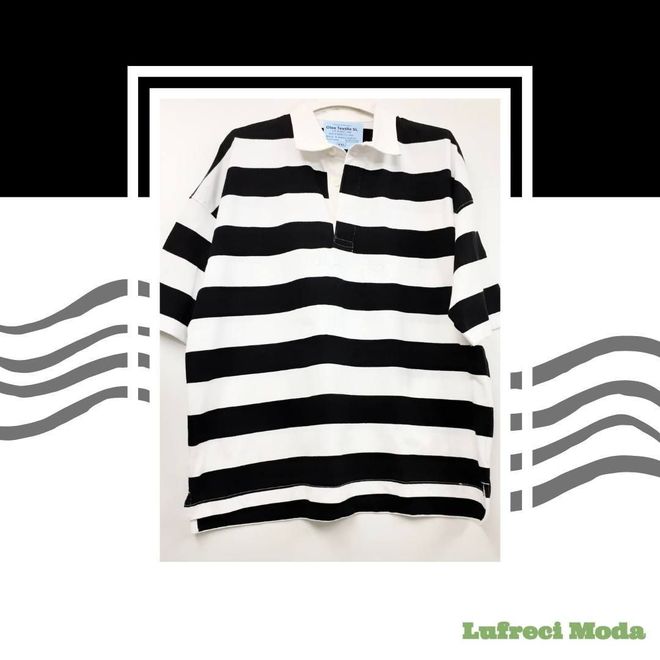 Un polo con rayas horizontales en blanco y negro, con cuello, enmarcado en un cuadrado blanco sobre un fondo oscuro.