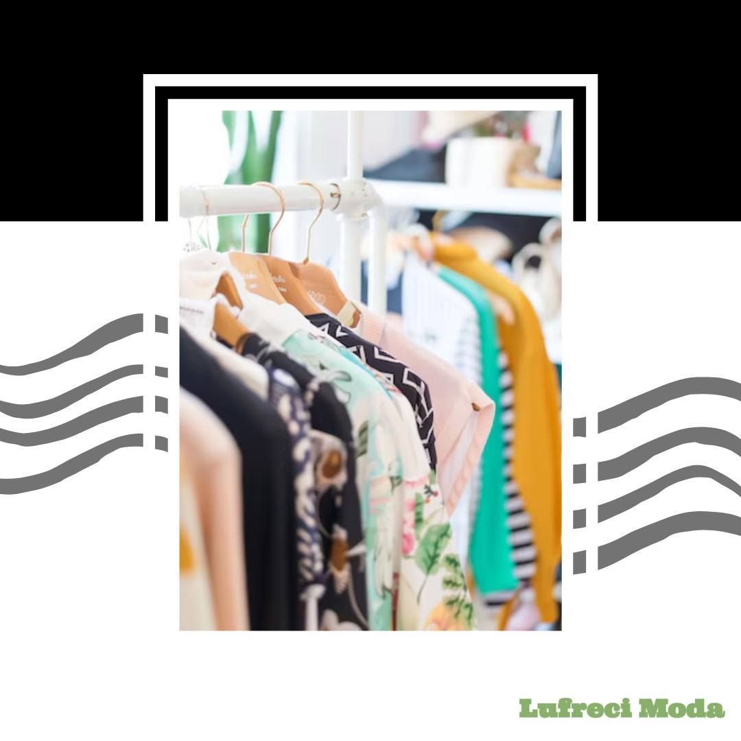 Un perchero con ropa variada y colorida colgada en una tienda