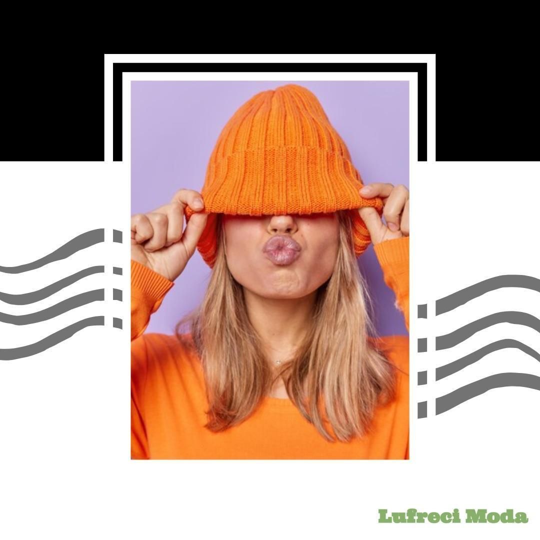 Una persona que lleva un gorro de color naranja brillante sobre los ojos y