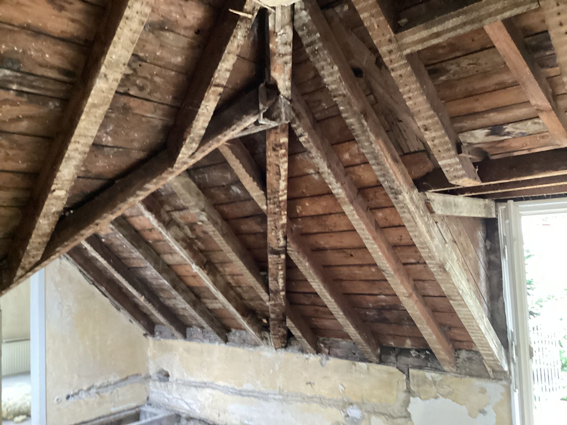 Ein Raum mit Holzdecke und Fenster.