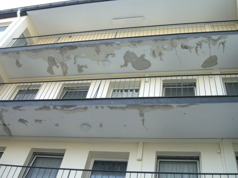 Malerbetrieb Restya Balkon mit Flecken