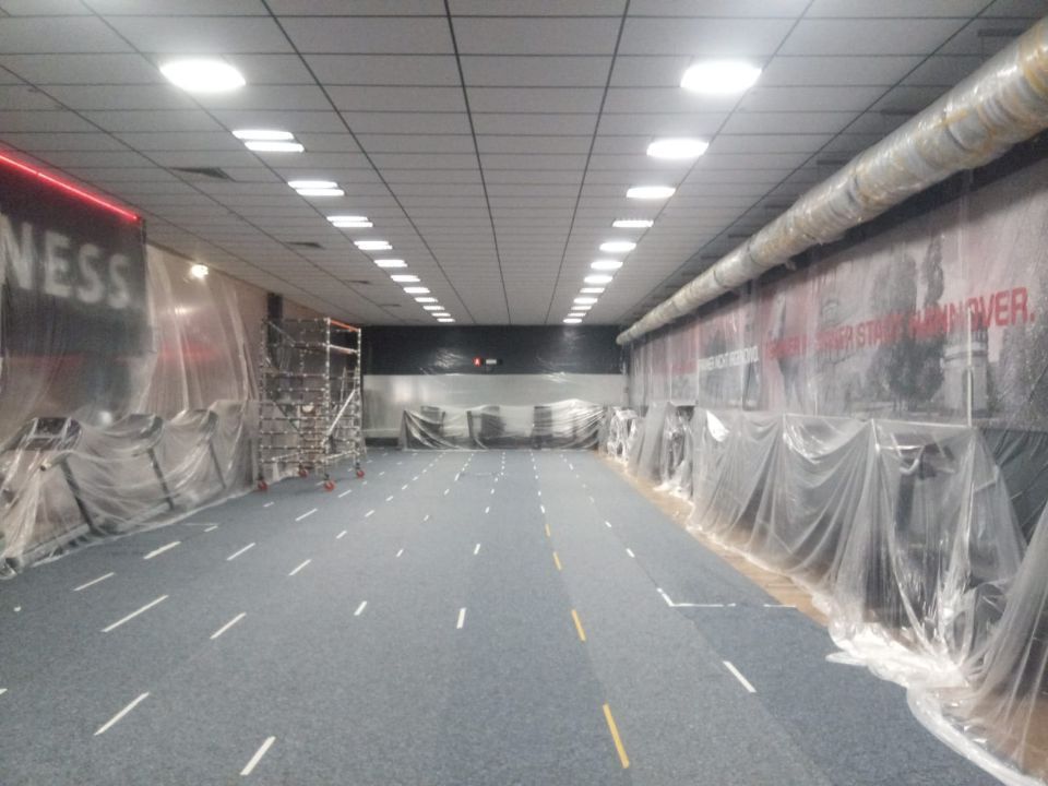 Malerbetrieb Restya Fitnesshalle mit Abdeckfolien auf den Geräten