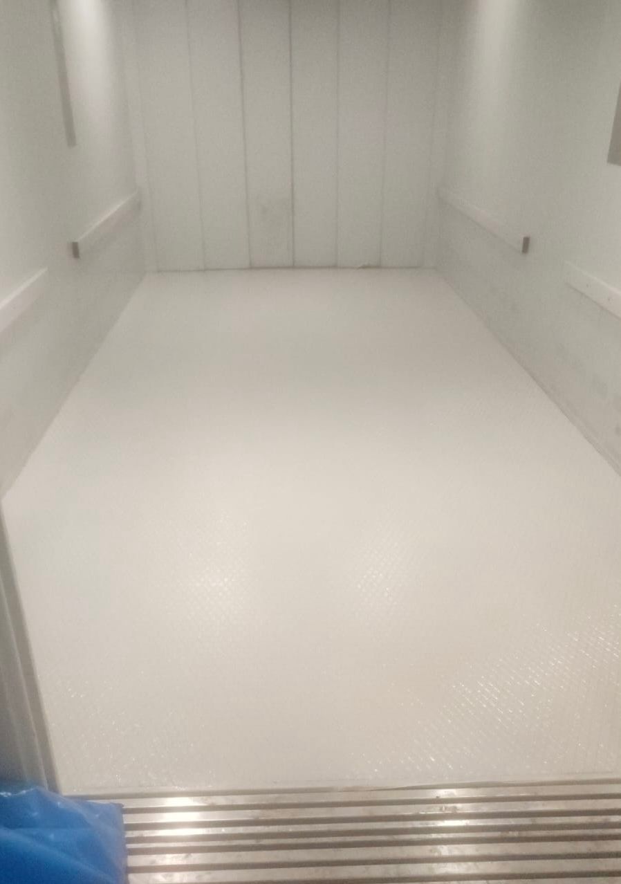 Ein großer leerer Raum mit weißem Boden und weißen Wänden.