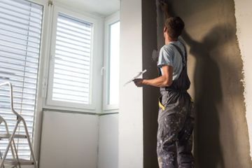 Arbeiter sanieren ein Zimmer