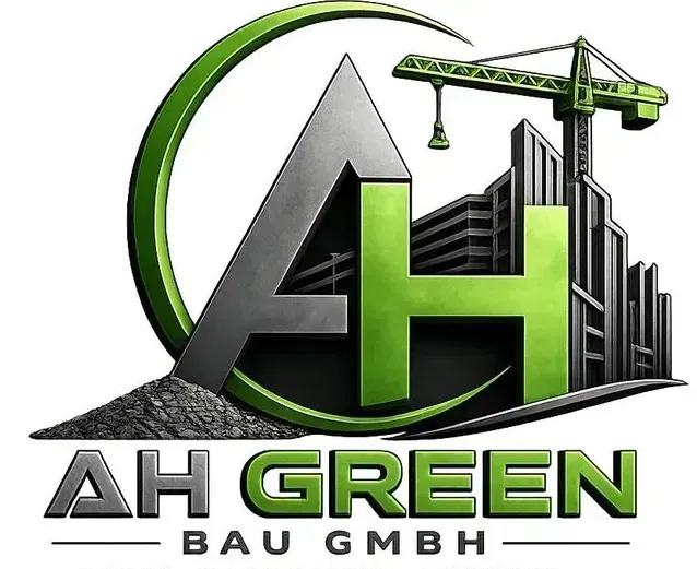 Logo der AH GREEN BAU GMBH mit grün-schwarzen stilisierten Buchstaben, Kran und Gebäudesilhouette