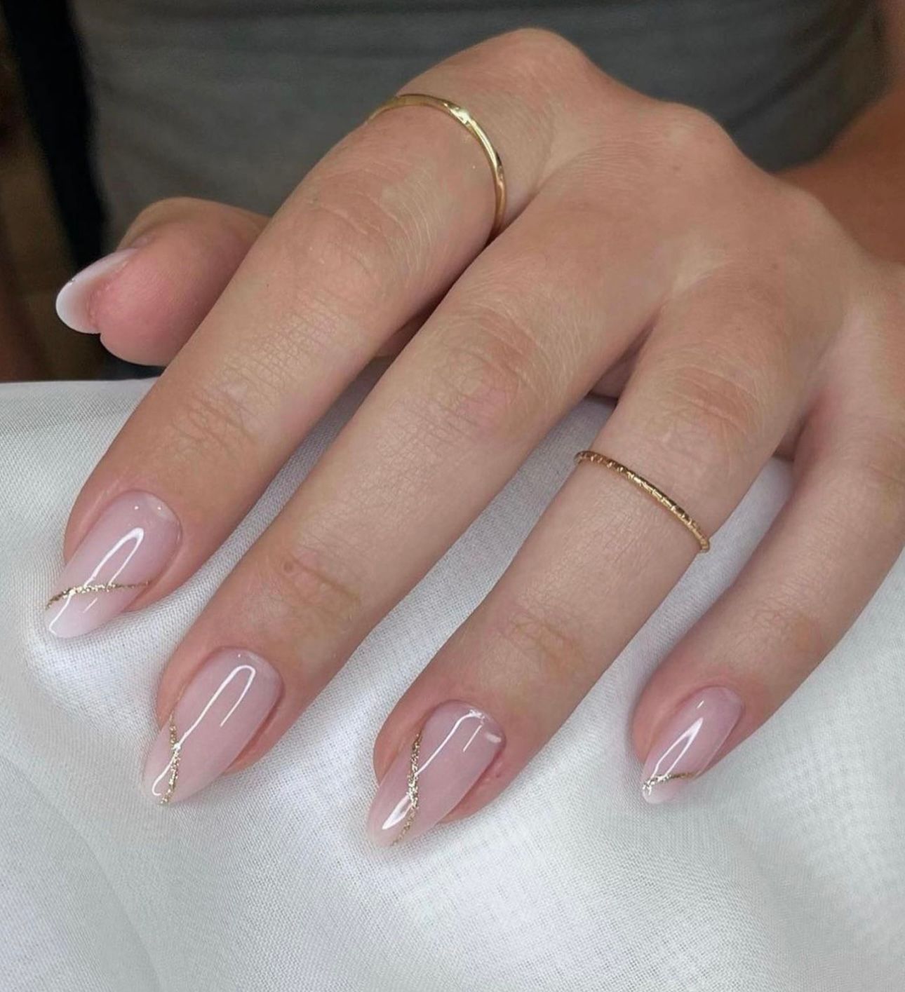 Eine Nahaufnahme einer Frauenhand mit Ringen an den Fingern