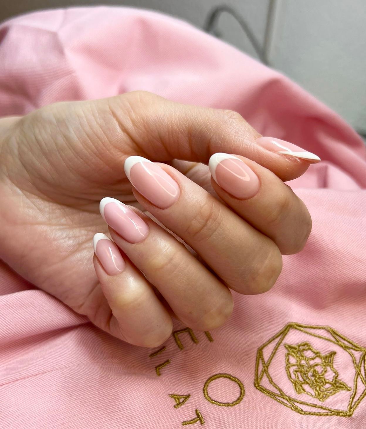 Eine Nahaufnahme einer Frauenhand mit rosa Nägeln