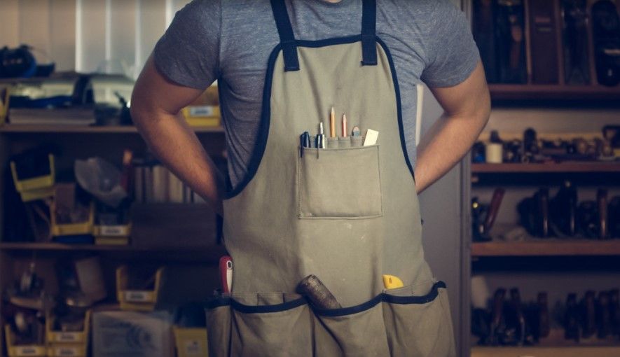 Gráfico de marcador de posición; silueta de montaña gris claro y círculo sobre fondo blanco.