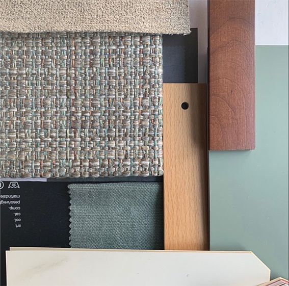 Moodboard mit Stoffmustern in Beige, Blaugrün, Holz und Dunkelgrau für die Inneneinrichtung.