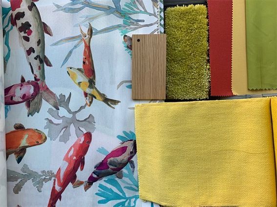 Stoffmuster und Holzprobe: Koi-Fisch-Druck, goldene, rote, grüne und gelbe Texturen.