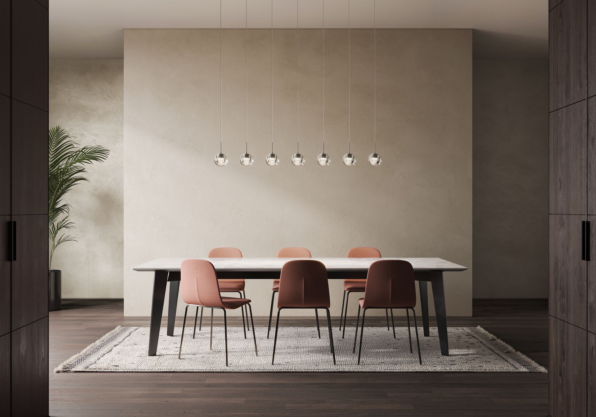 Esszimmer: Tisch mit 6 Stühlen unter einer Reihe Hängelampen. Neutrale Töne, Teppich, dunkle Holzakzente.