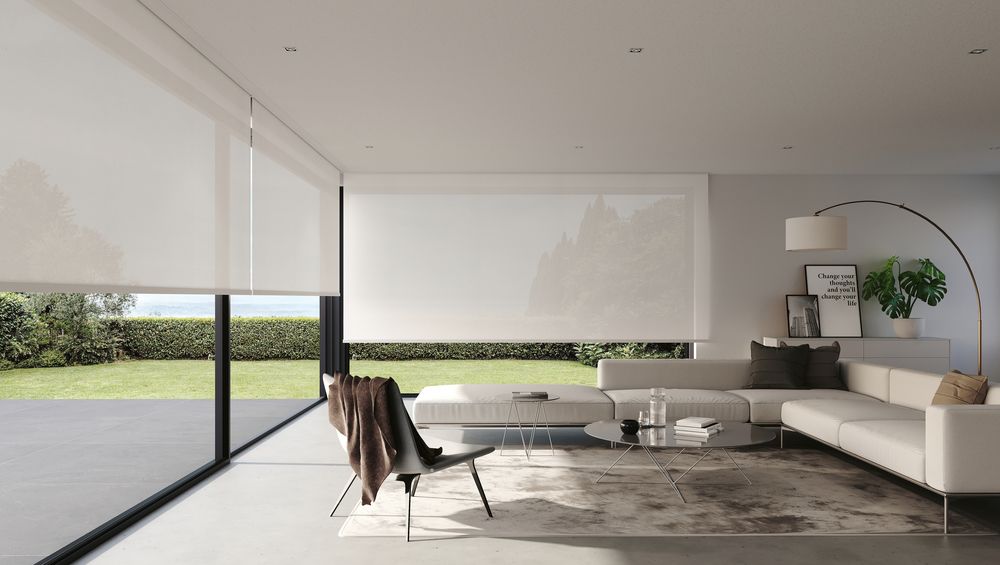 Modernes Wohnzimmer mit weißen Rollos und großen Fenstern mit Blick auf einen Hinterhof.