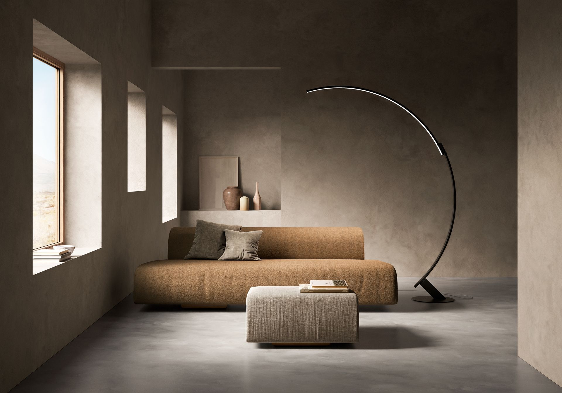 Wohnzimmer mit hellbraunem Sofa, Fußhocker, gewölbter Stehlampe und Fenster mit Blick auf die Landschaft.