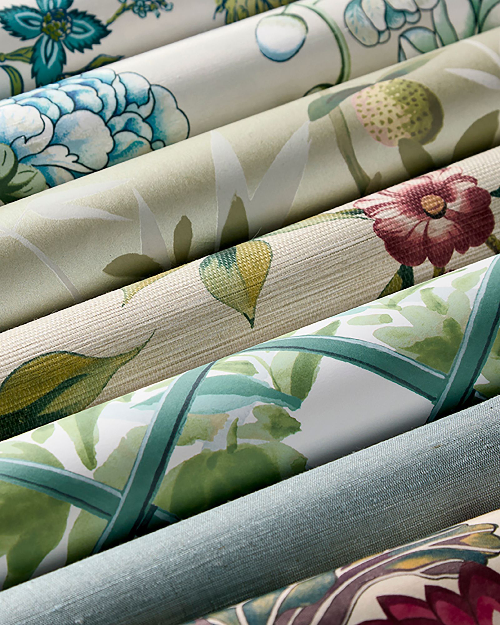 Verschiedene Rollen mit floralen und strukturierten Tapeten.