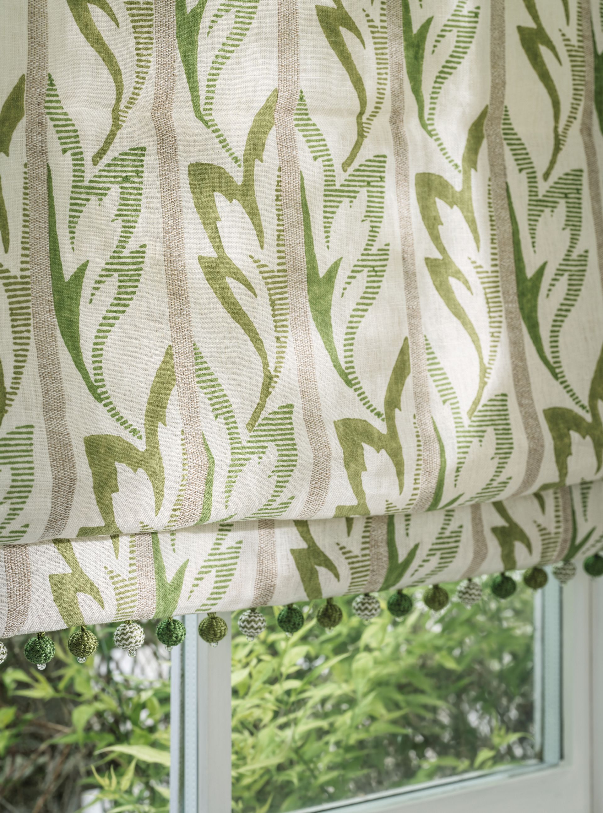 Fensterdekoration Dekoschal und Faltrollo mit Stoff von Nina Campbell