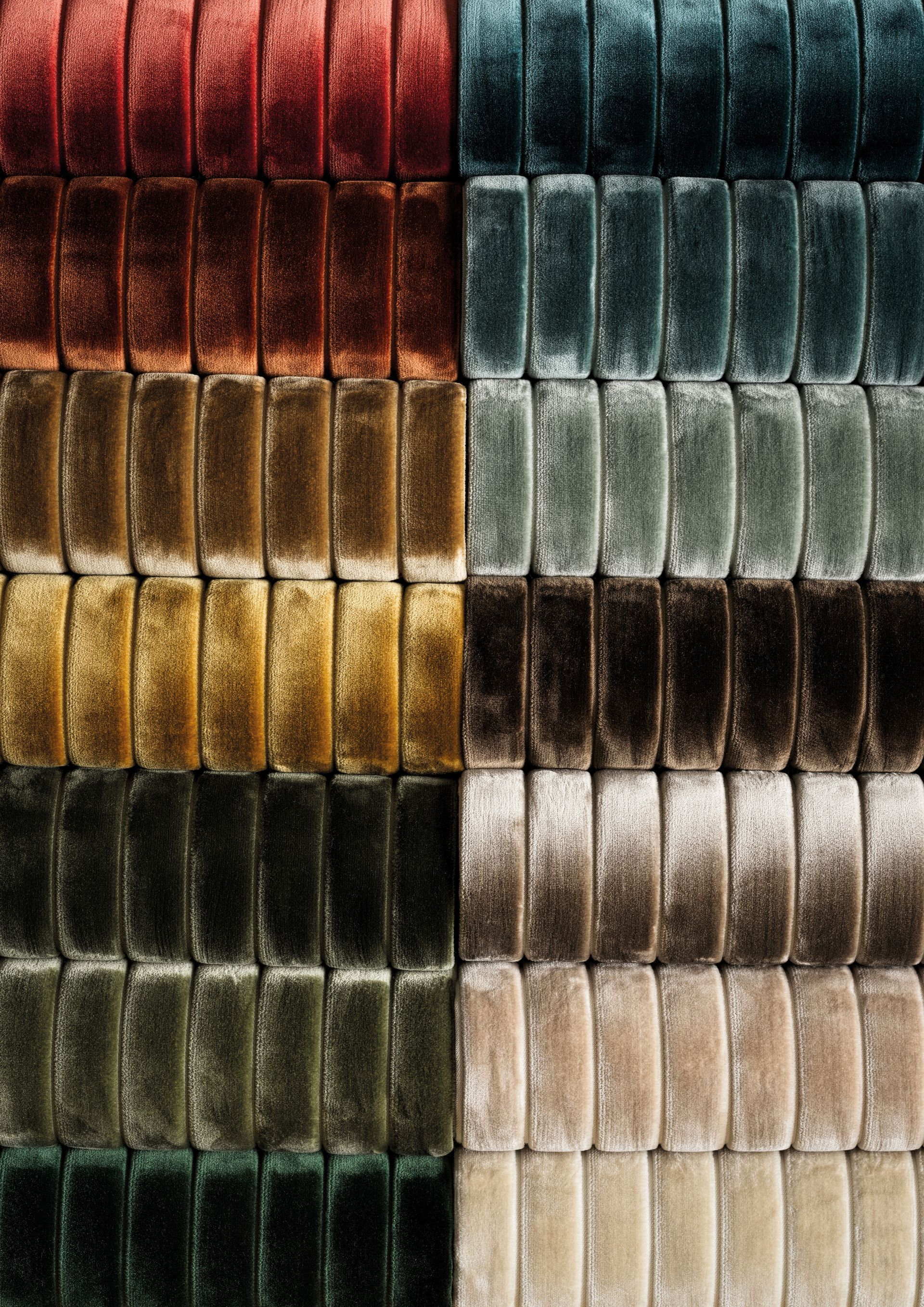 Nahaufnahme von Stoffmustern in verschiedenen Farben und Texturen, angeordnet in einem Raster.