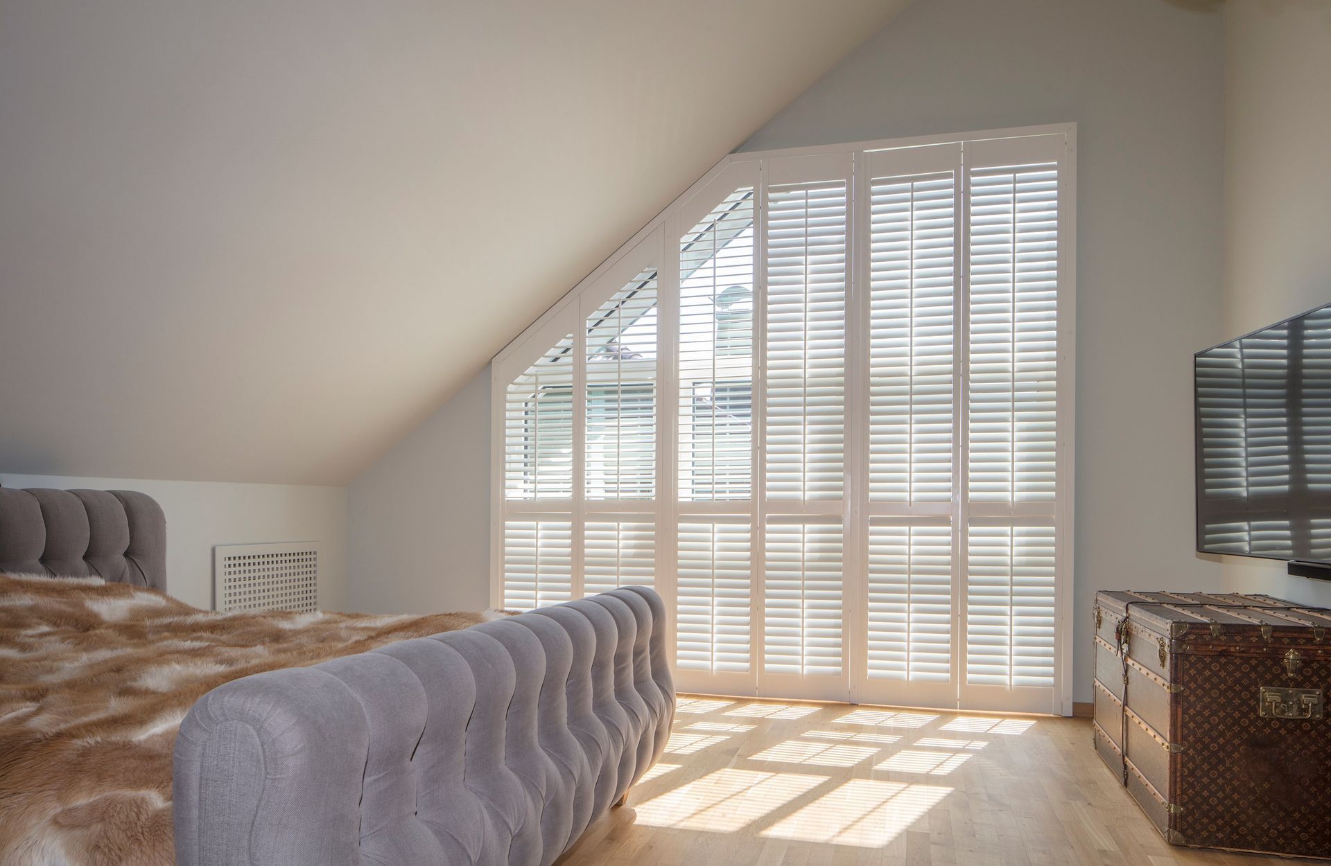 Jasno Shutters und Blinds
Sonderfenster-abgeschrägter Shutters