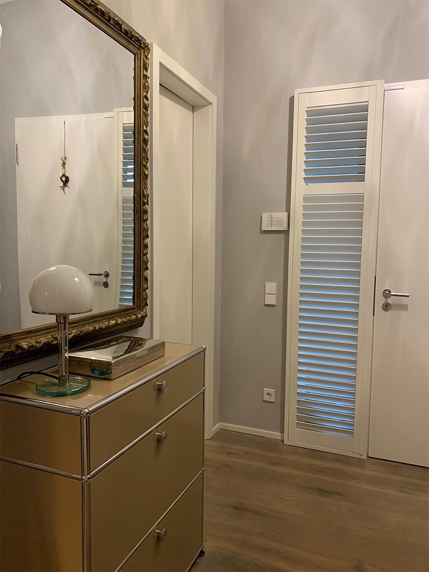 Jasno Shutters und Blinds
Eingangstür-Shutters