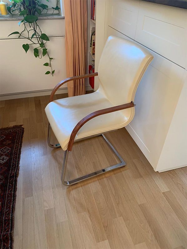 Cremefarbener Stuhl mit Holzarmlehnen und Chromfuß, für den Innenbereich.