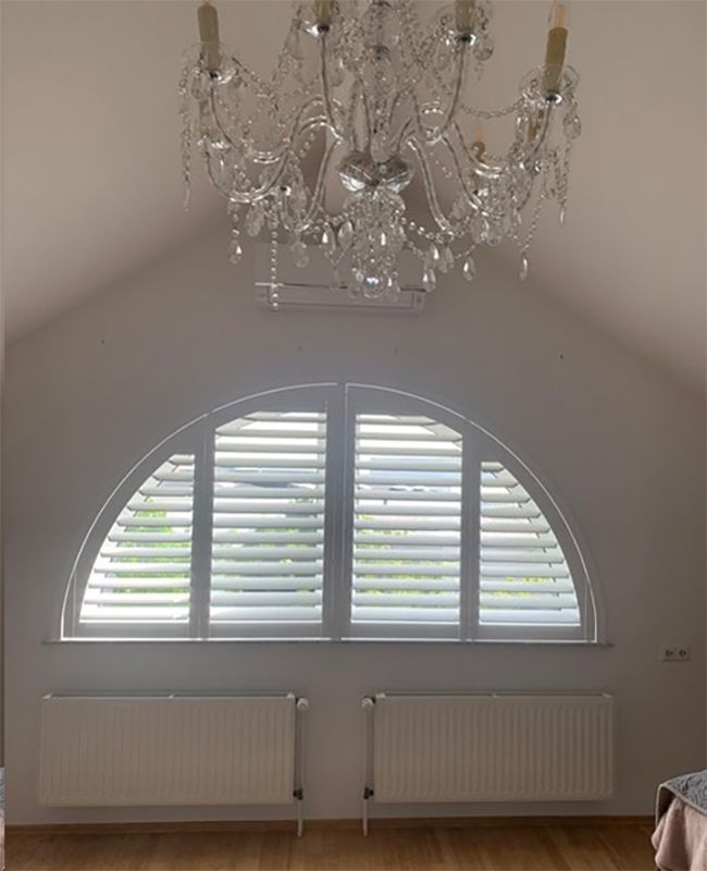 Jasno Shutters und Blinds 
Halbrundfenster-Shutters