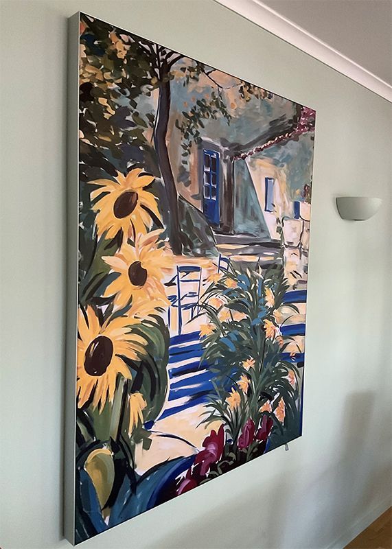Gemälde von Sonnenblumen und einem Gebäude mit blauen Türen in einem sonnigen Garten.