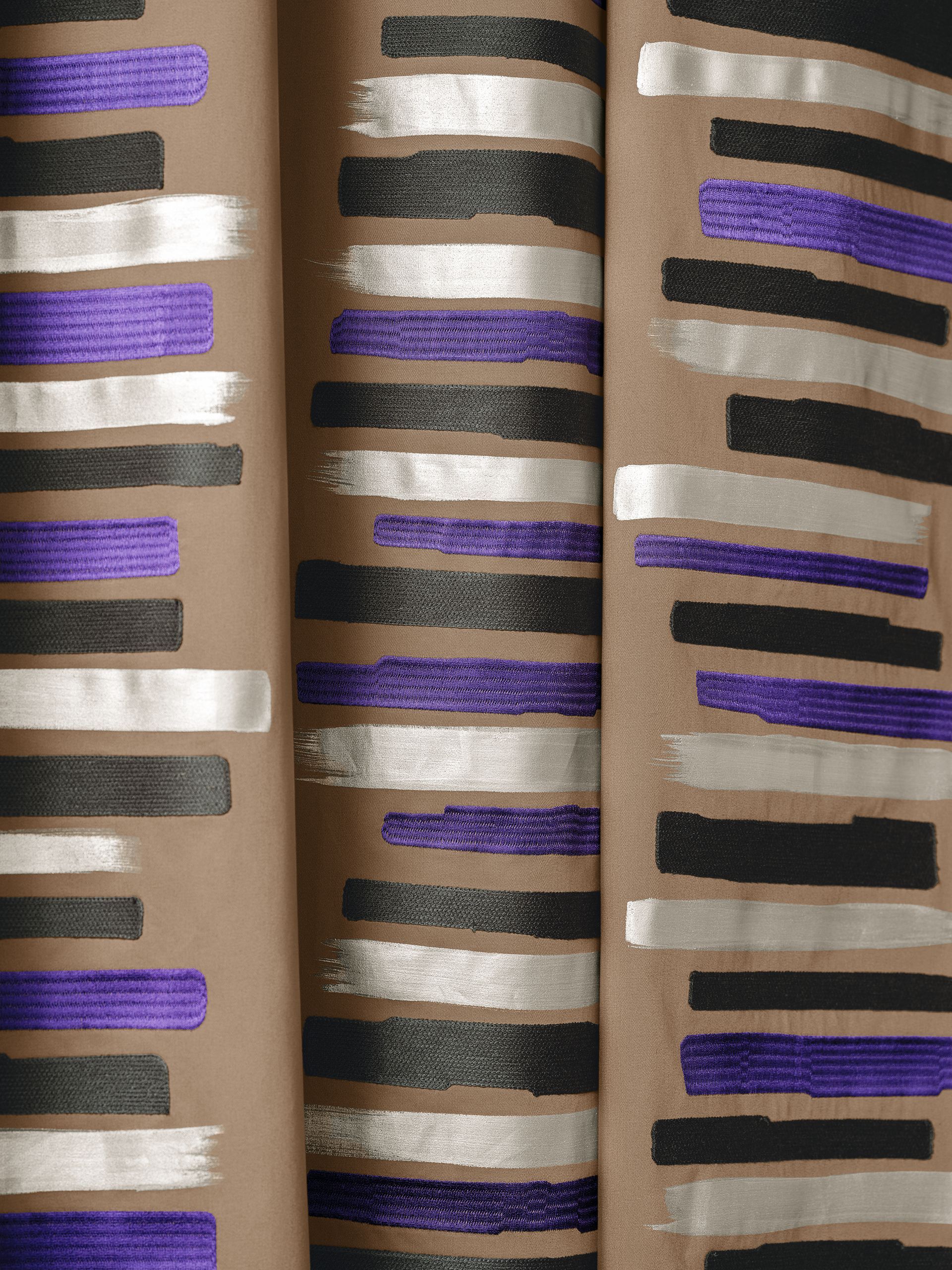 Brauner Stoff mit vertikalen Reihen horizontaler Pinselstriche in Silber, Schwarz und Lila.
