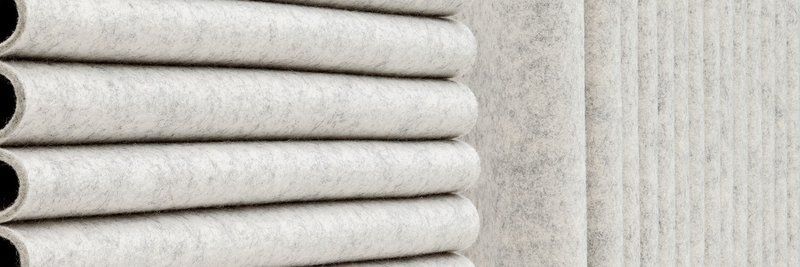Gerolltes, helles Filzmaterial, gestapelt mit einem vertikalen Muster an der Seite.